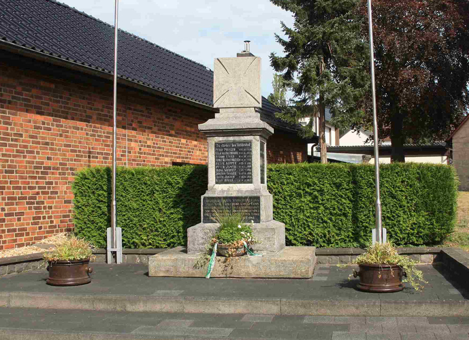 Denkmal vor der Dorweiler Kapelle