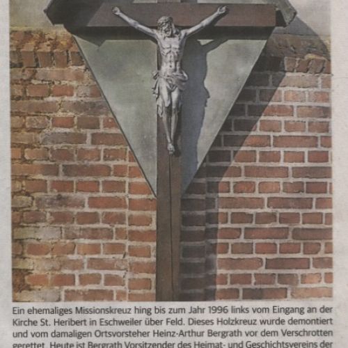Das Missionskreuz ist restauriert und hängt an der Friedhofsmauer des alten Friedhofs in Eschweiler über Feld